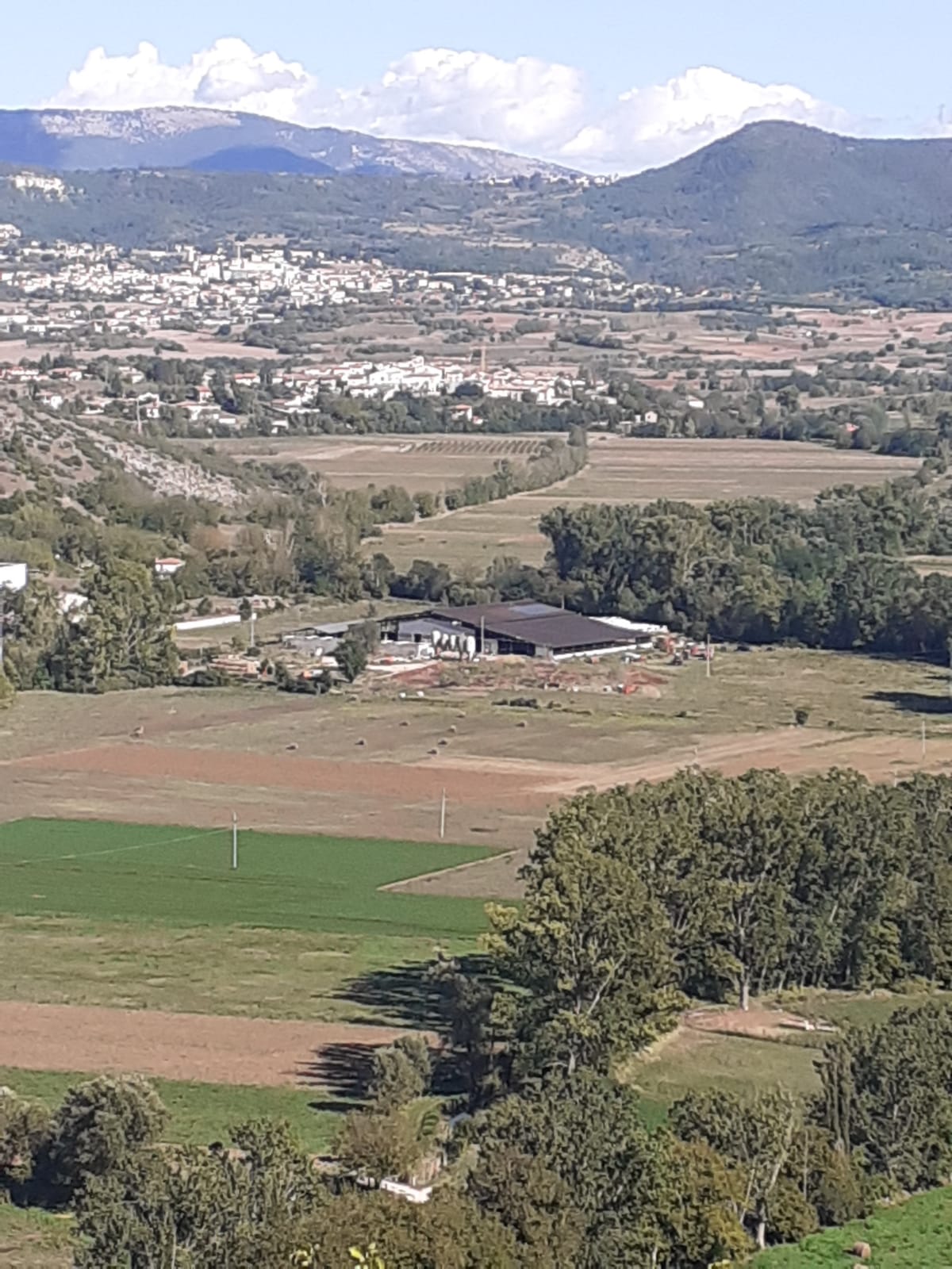 Nuovo centro aziendale realizzato nel fondovalle abruzzese, tra campi coltivati e Appennino